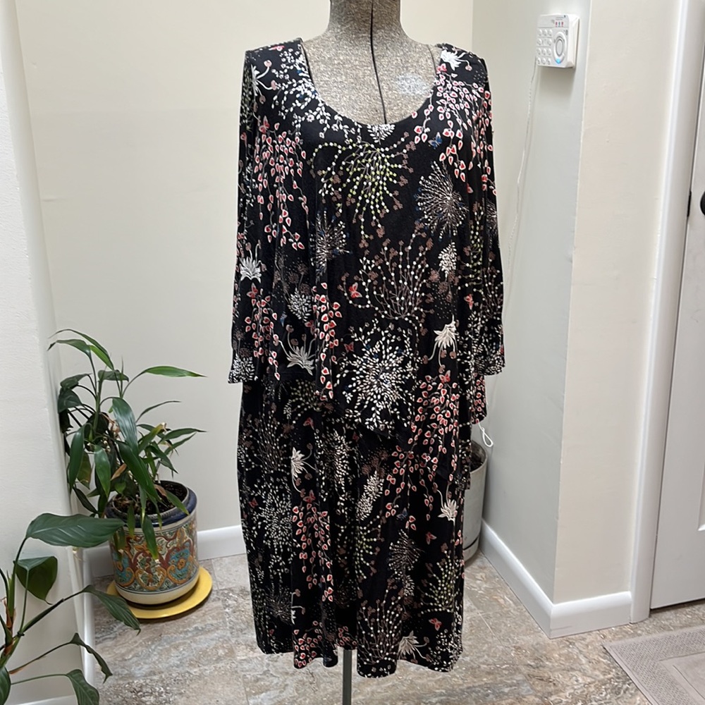 Context tiered dress. Black base, floral print.